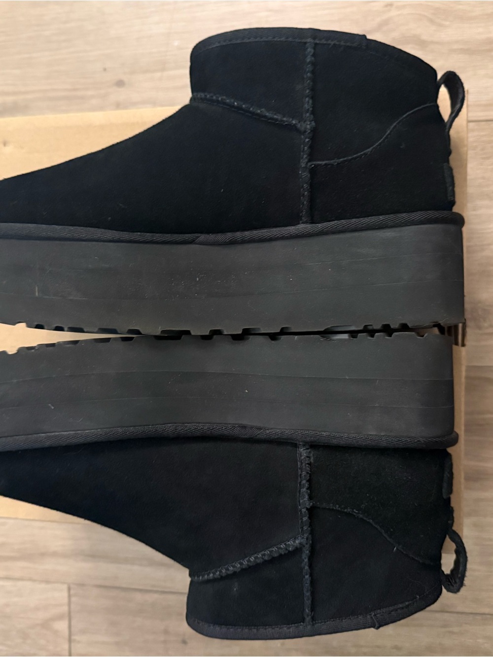 UGG Women’s Classic Ultra Mini Platform Boots - LIKE NEW